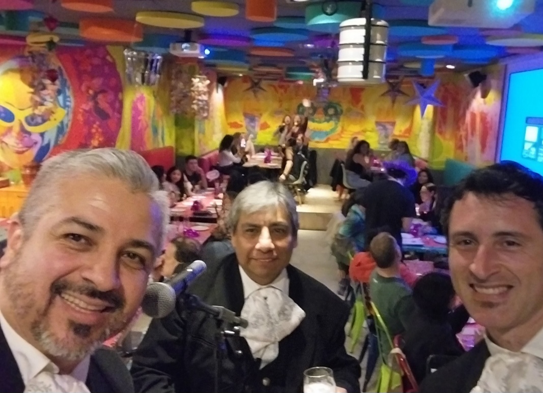 Sonrisas de los chicos del mariachi MiB de Barcelona