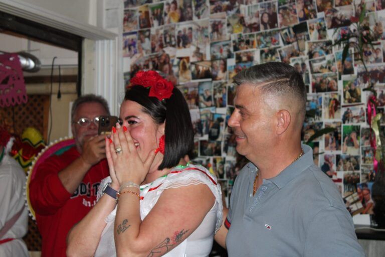 Cumpleaños con mariachi en vivo en Roses Girona: karaoke mexicano, Café Uno y la historia de Andrea y Florin con Mariachi Internacional Barcelona MIB