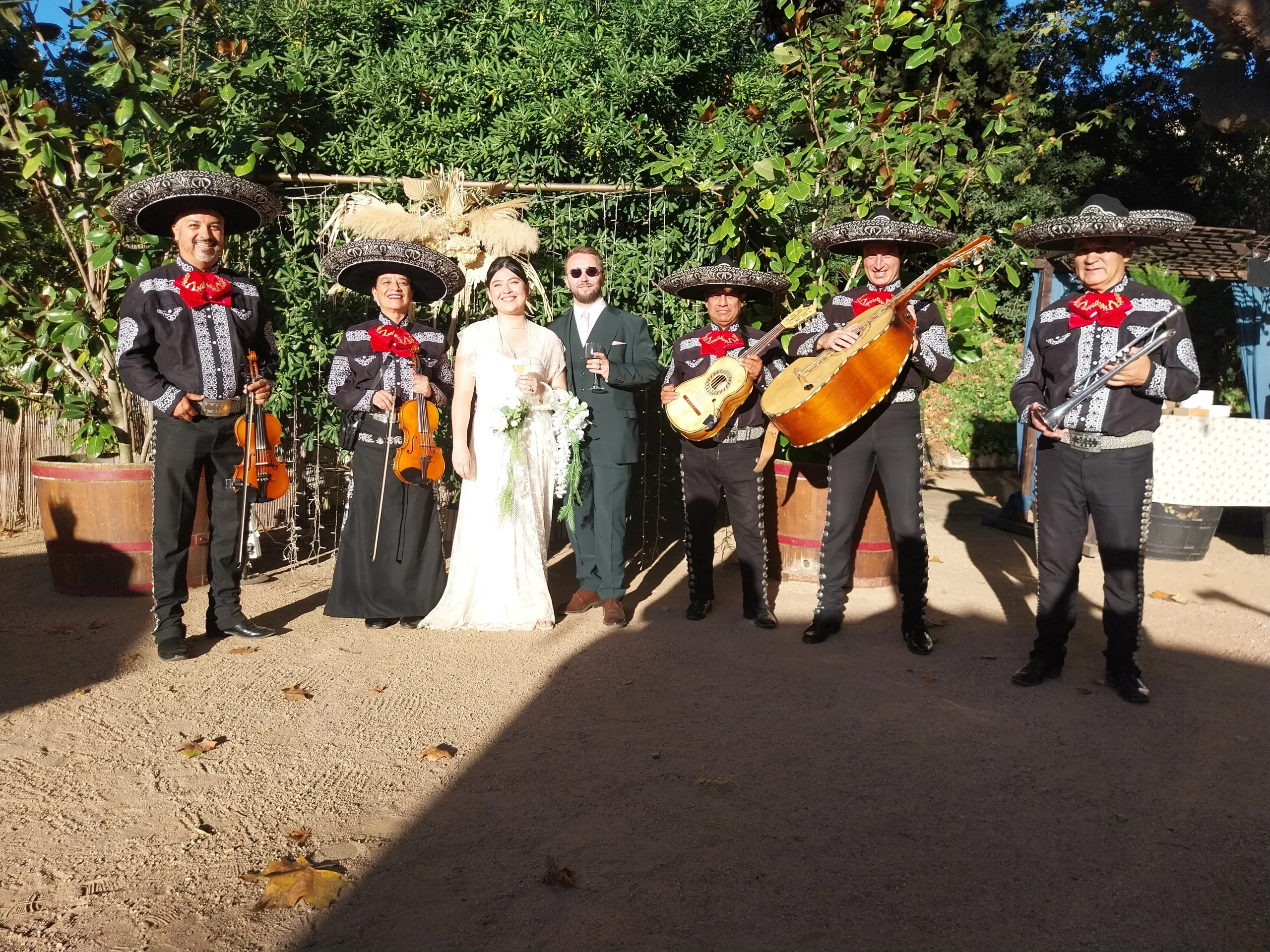Mariachi Internacional Barcelona junto a Alex y Samantha en su boda en Can Cabús, Alella.