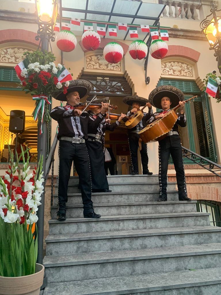 Mariachi Internacional Barcelona tocando en el Consulado de México en Barcelona durante la celebración del Grito de Independencia de México 2026