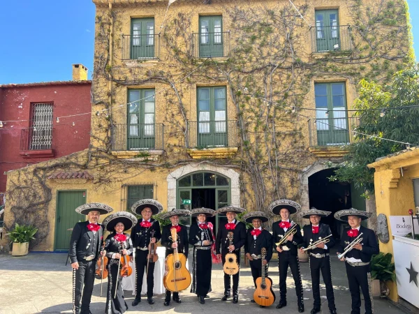 Mariachi de diez músicos en Barcelona para bodas y grandes evento