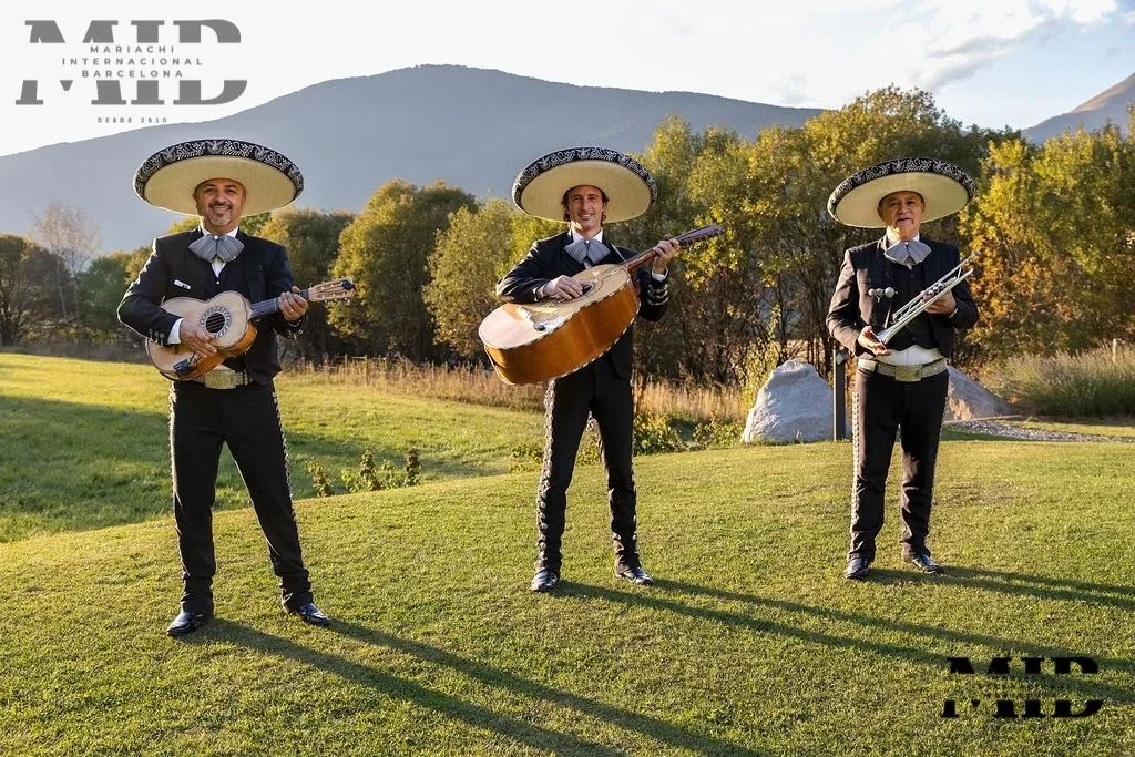 Mariachi posando en el paisaje de montaña de Les Pardines en Andorra