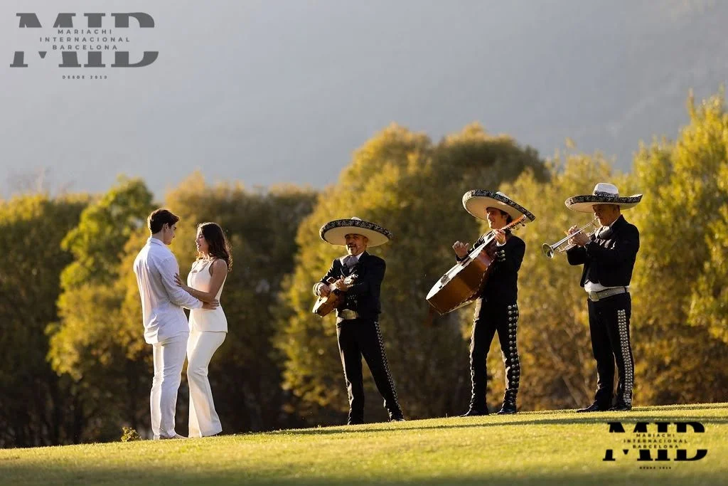 Pareja abrazada y emocionada después de su propuesta de matrimonio con Mariachi en Andorra