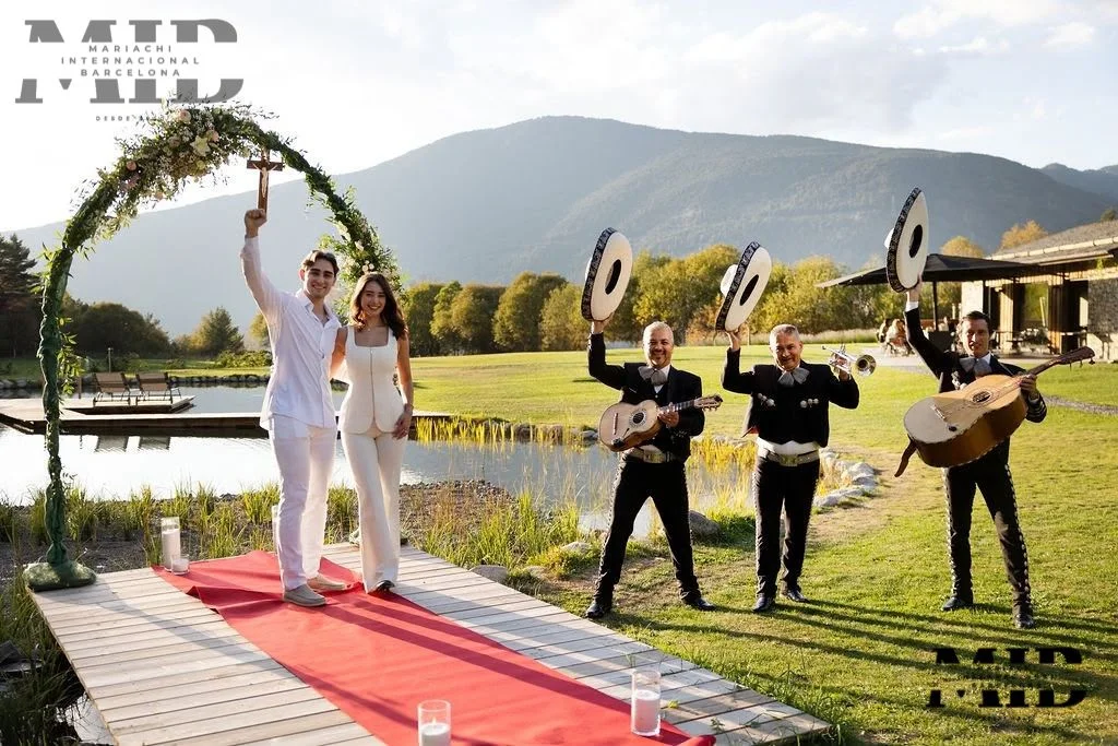 Pareja celebrando su propuesta de matrimonio en Andorra junto al Mariachi